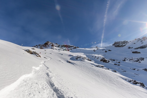 Impresionantes paisajes montañosos cubiertos de hermosa nieve blanca en Sainte Foy, Alpes franceses