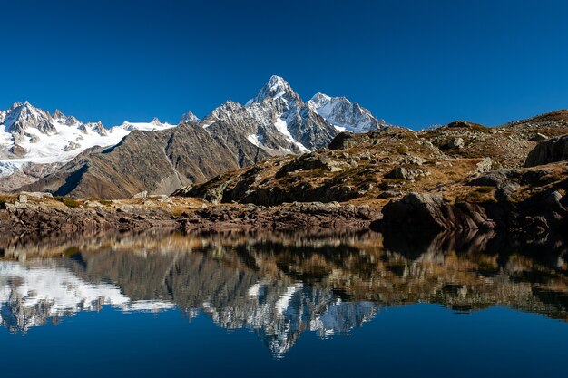 Impresionantes picos nevados del Mont Blanc en Chamonix, Francia