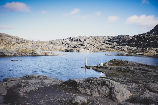 Impresionantes vistas del parque nacional noruego, el río y los fiordos en un día luminoso.