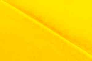 Foto gratuita inclinada detalle de línea doblada en papel tapiz texturado amarillo