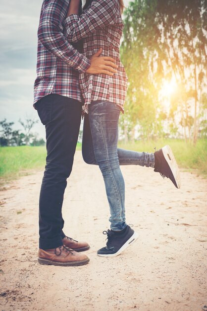 inconformista par joven que besa a la luz del sol del verano. amor beso Stan