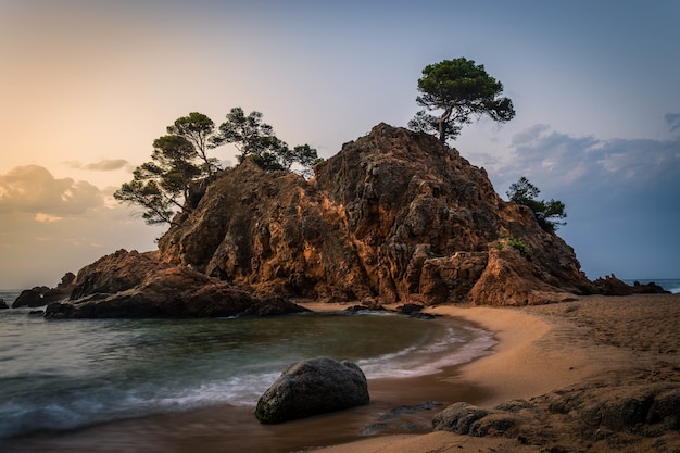 Increíble amanecer en la Cala Cap Roig en la Costa Brava