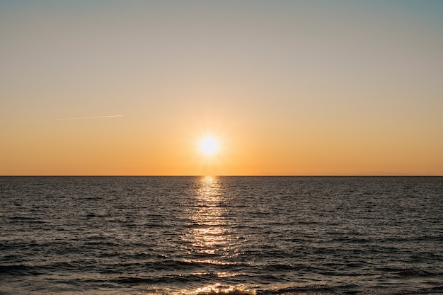 Increíble amanecer en el mar en Turquía