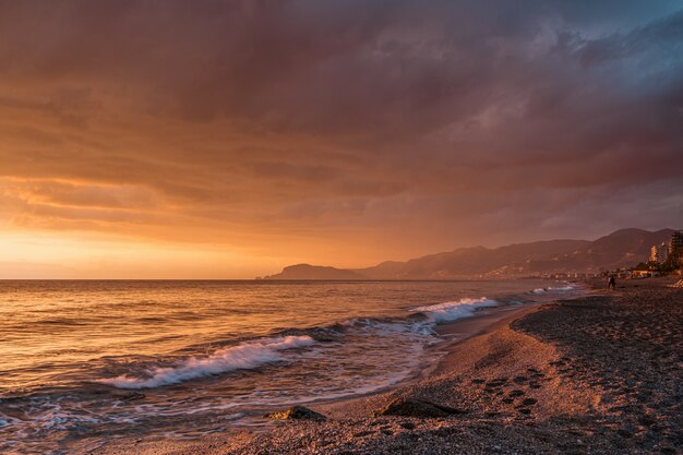 Increíble amanecer en el mar en Turquía