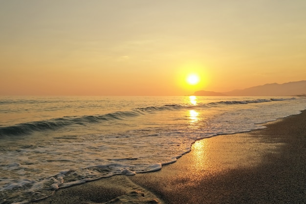 Increíble amanecer en el mar en Turquía