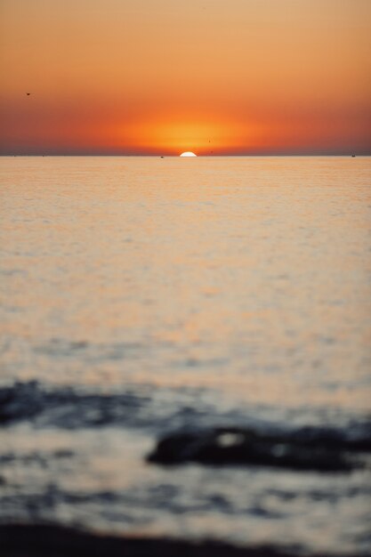 Increíble atardecer en el mar