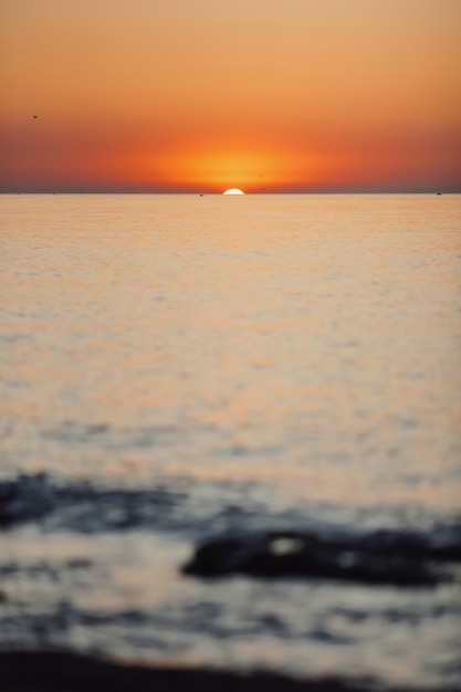 Increíble atardecer en el mar