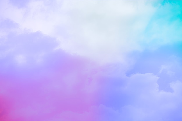 Increíble cielo de arte hermoso con nubes de colores