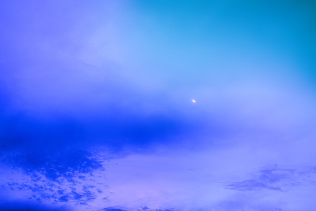 Increíble cielo de arte hermoso con nubes de colores