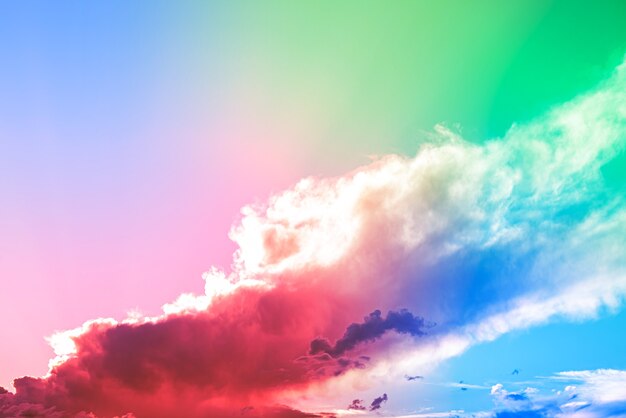 Increíble cielo de arte hermoso con nubes de colores