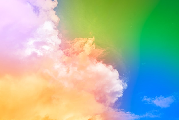 Foto gratuita increíble cielo de arte hermoso con nubes de colores