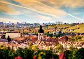 Foto gratuita increíble ciudad vieja europea en un cielo nublado