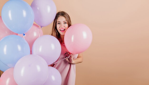 Increíble dama celebrando algo con globos