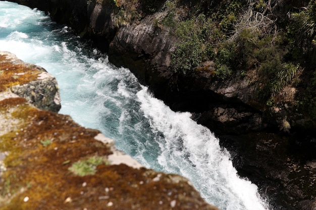 Increíble disparo de alto ángulo de un río embravecido