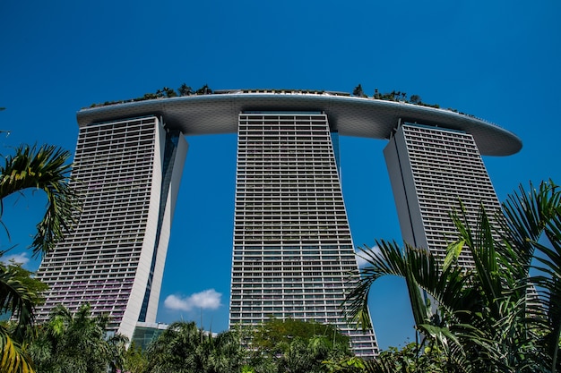 Increíble foto de ángulo bajo de Marina Bay Sands en Singapur.