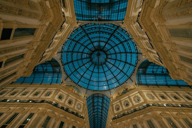 Foto gratuita increíble foto de la asombrosa arquitectura interior de la galleria vittorio emanuele ii