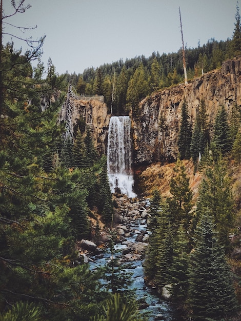 Increíble foto de la cascada Tumalo Falls en Oregon, EE.