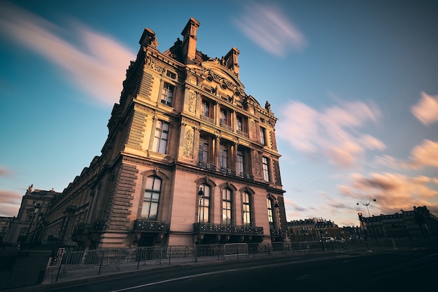 Increíble foto de un edificio en el Jardín de las Tullerías en París, Francia