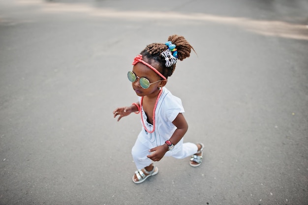 Foto gratuita increíble hermosa niña afroamericana con gafas de sol divirtiéndose