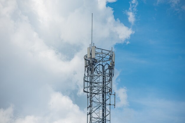 Increíble hermoso cielo con nubes - Con antena