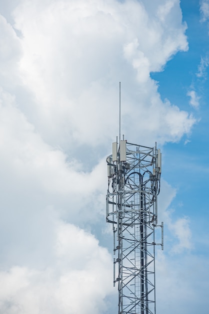 Increíble hermoso cielo con nubes - Con antena