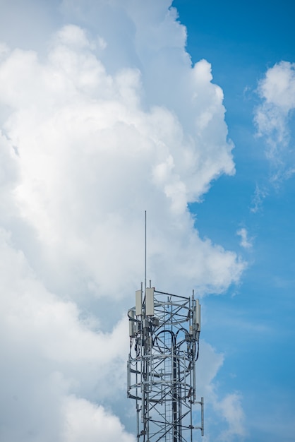 Increíble hermoso cielo con nubes - Con antena