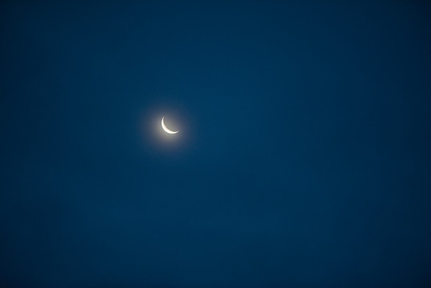 Increíble hermoso cielo con nubes - Con luna