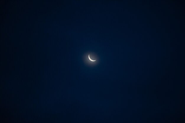 Increíble hermoso cielo con nubes - Con luna