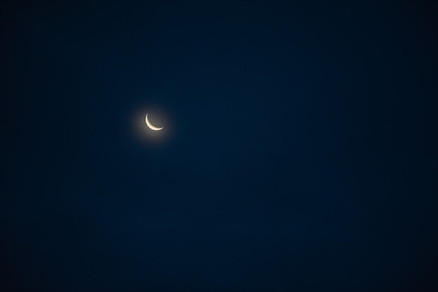 Increíble hermoso cielo con nubes - Con luna