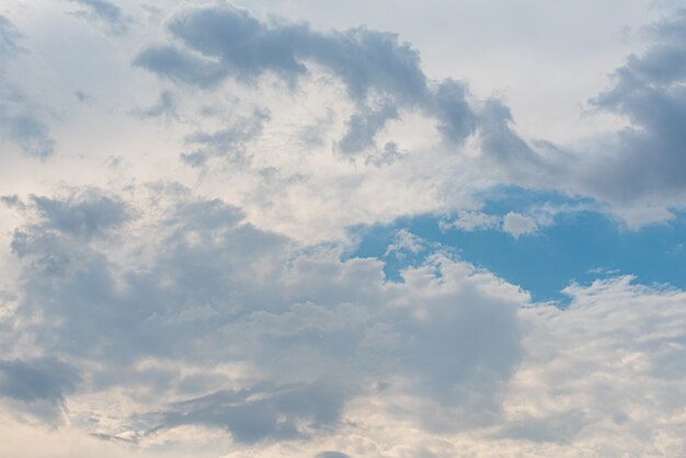 Increíble hermoso cielo con nubes