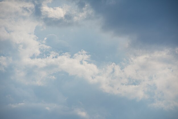 Increíble hermoso cielo con nubes