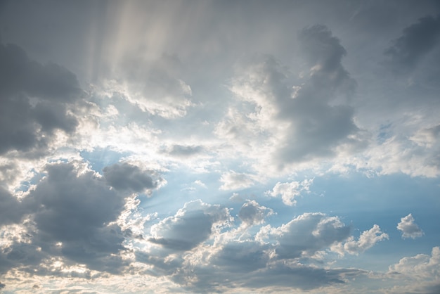 Increíble hermoso cielo con nubes