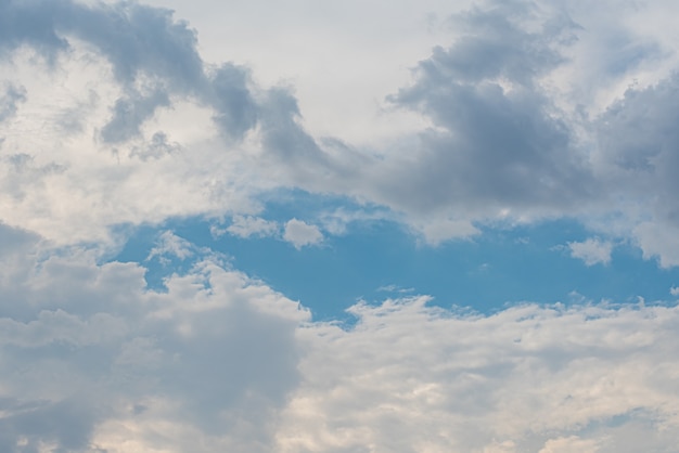 Increíble hermoso cielo con nubes