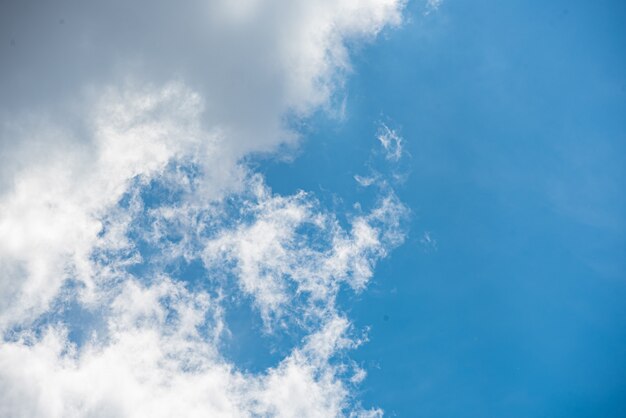 Increíble hermoso cielo con nubes