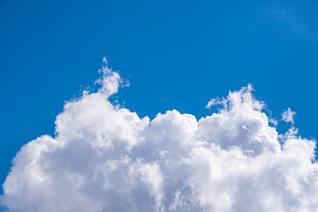 Increíble hermoso cielo con nubes