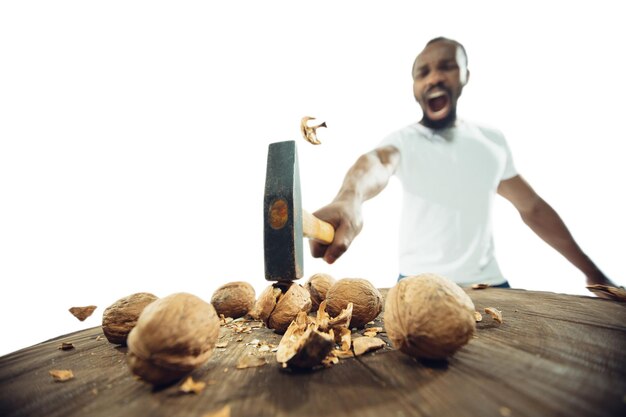 Increíble hombre afroamericano preparando comida increíble con acción de cerca