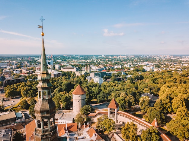 Increíble horizonte aéreo de la Plaza del Ayuntamiento de Tallin con la Plaza del Mercado Viejo, Estonia