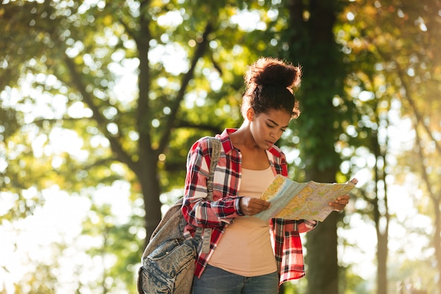 Foto gratuita increíble joven africana caminando al aire libre