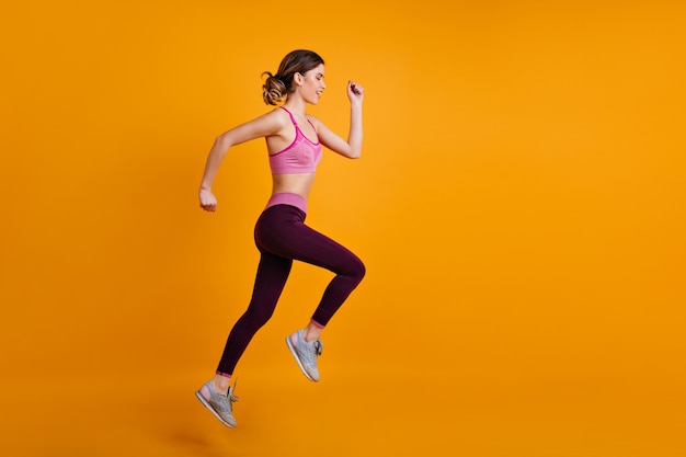 Increíble mujer corriendo mientras entrena