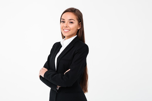 Increíble mujer de negocios alegre de pie con los brazos cruzados