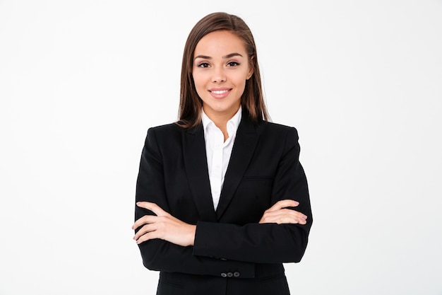 Increíble mujer de negocios alegre de pie con los brazos cruzados