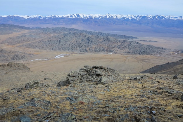 Increíble paisaje invernal en Mongolia Escena colorida en las montañas Parque Nacional Tsagaan Shuvuut