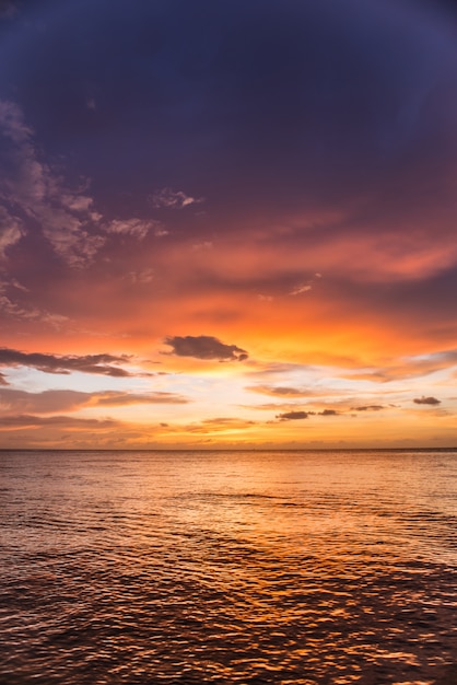 Increíble puesta de sol en el mar