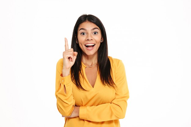 Increíble señorita feliz en camisa amarilla tiene una idea.