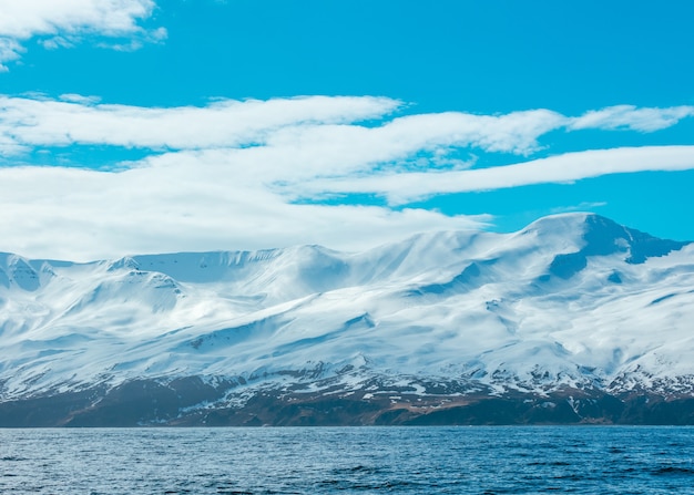 Increíble tiro de montañas nevadas y el mar