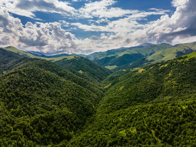 Increíble toma aérea de hermosas montañas boscosas en Armenia