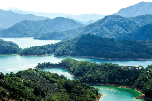 Increíble toma aérea del hermoso lago Thousand Island en Taiwán