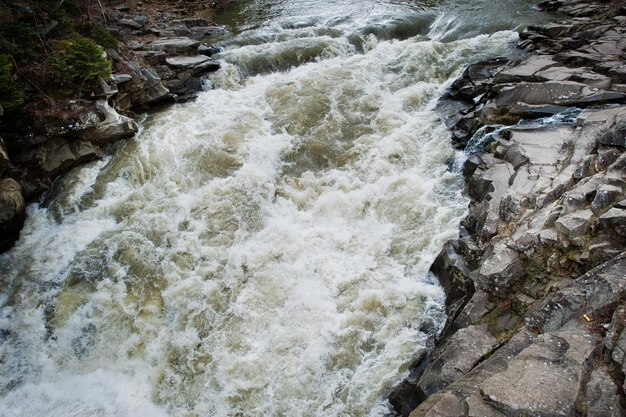 Increíble y tormentoso río Prut en las montañas de los Cárpatos Jaremcze resort Ucrania Europa