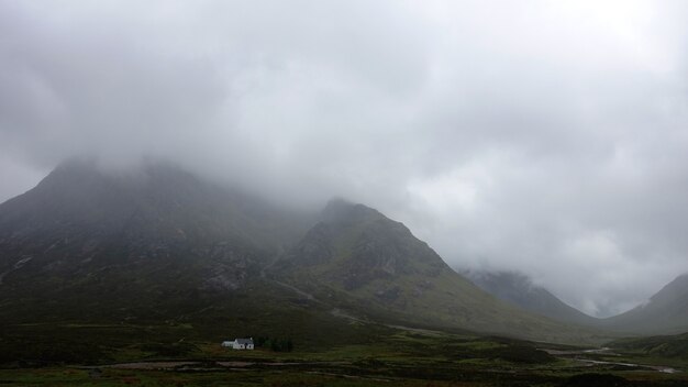 Increíble vista de Glen Coe Kinlochleven UK en un día brumoso