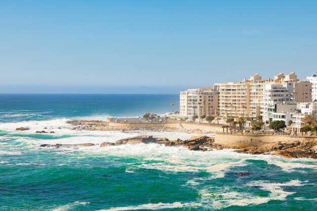 Increíble vista de las hermosas imágenes del océano Atlántico desde la ciudad de Cape en Sudáfrica